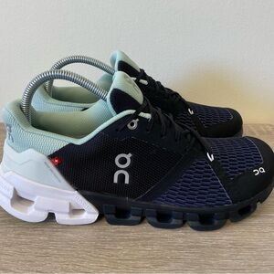 Women’s Cloud flyer size 9.5 in excellent condition